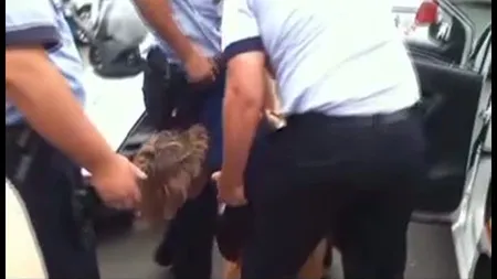 Femeie luată pe sus de 10 poliţişti în centrul Capitalei pentru că a traversat pe roşu VIDEO