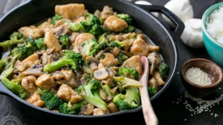 Pui cu ciuperci şi broccoli la tigaie, reţetă rapidă şi gustoasă
