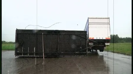 Vremea a făcut ravagii în vestul ţării. Vântul puternic a răsturnat remorca unui TIR