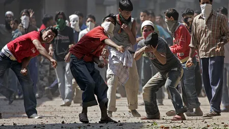 Ziua Independenţei Indiei a degenerat în confruntări armate, în Kashmir, soldate cu morţi şi răniţi