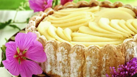 Desertul zilei: Tort cu pere şi pişcoturi