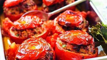 Reţeta zilei: Roşii umplute cu carne de curcan