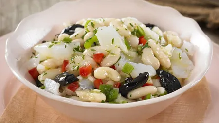 Salată de fasole cu măsline, reţetă uşoară şi gustoasă