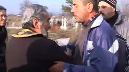 Bătaie la înmormântare între săteni şi preot VIDEO