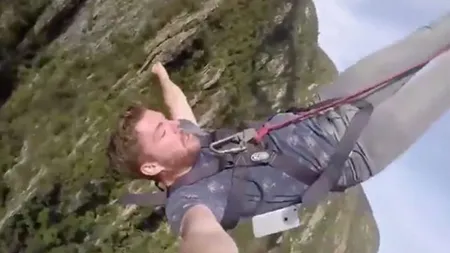 Şi-a pierdut telefonul în timpul unui salt cu coarda elastică. Reacţia fabuloasă a tânărului VIDEO