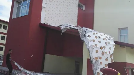 O şcoală din Gorj a rămas fără tencuială după o vijelie. Clădirea fusese renovată recent FOTO