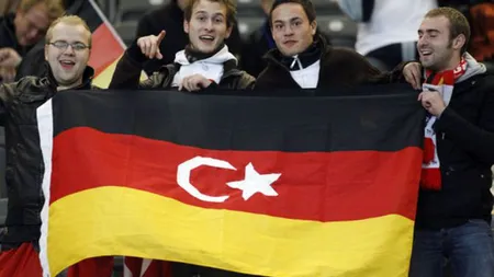 Merkel se umileşte: Le cere germanilor de origine turcă să manifeste LOIALITATE faţă de Germania