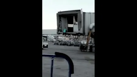 Incident pe aeroportul din Madrid! Un bărbat a sărit din tunelul de îmbarcare şi a alergat pe pistă ca să prindă avionul