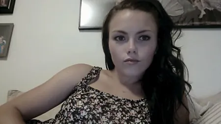 O tânăra SEXY nu şi-a acoperit camera web de la laptop. Ce a urmat ŞOCANT o ţară întreagă