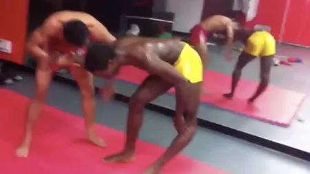 IMAGINI ŞOCANTE. Un instructor de Muay Thai îi dislocă genunchiul adversarului dintr-o lovitură VIDEO