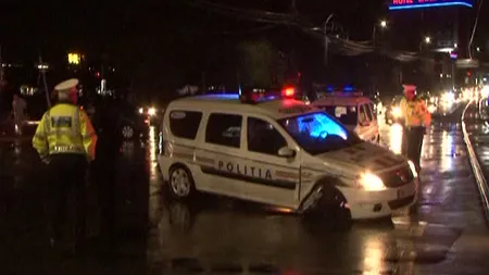 Maşină de poliţie aflată în misiune, implicată într-un accident. Un agent a fost rănit