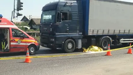 O fetiţă a murit după ce bicicleta pe care se afla împreună cu bunicul său a fost lovită de un TIR