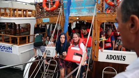 Un vapor cu turişti a naufragiat în Antalya. Două persoane au murit