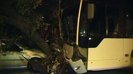 Accident cu un autobuz RATB, şapte oameni au fost răniţi. Şoferul a adormit la volan VIDEO