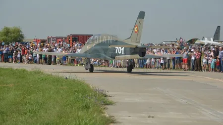 Pilot şi actor, găsit fără suflare în camera sa la o bază aeriană. El figura PREZENT la serviciu