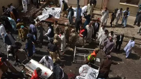 Atentat SINUCIGAŞ în faţa unei moschei din Pakistan. Cel puţin 16 morţi