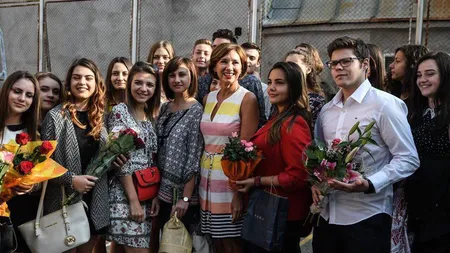 Carmen Iohannis, în prima zi de şcoală. A făcut un selfie cu elevii săi VIDEO