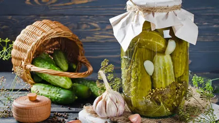 REŢETĂ MURĂTURI: Iată cum se pregătesc cei mai delicioşi CASTRAVEŢI ÎN SARAMURĂ