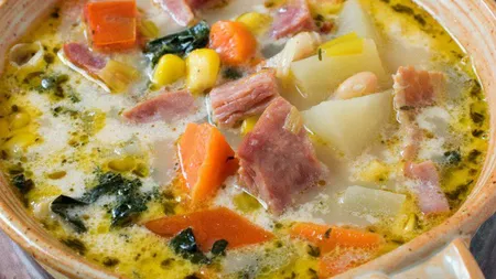 Reţeta Zilei: Ciorbă de legume cu ciolan afumat