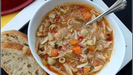 Reţeta zilei: Ciorbă siciliană de pui şi legume