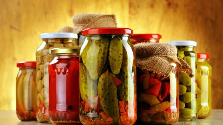 Specialiştii avertizează: Producătorii adaugă în conserve soluţie pentru dezgheţarea drumurilor