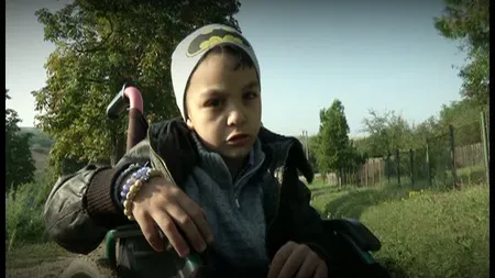 Un băieţel de numai opt ani, grav bolnav şi în scaun cu rotile, are nevoie de ajutorul tău. AFLĂ-I POVESTEA