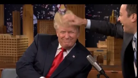 Donald Trump, CIUFULIT în direct. Prezentatorul a vrut să verifice dacă republicanul poartă perucă VIDEO