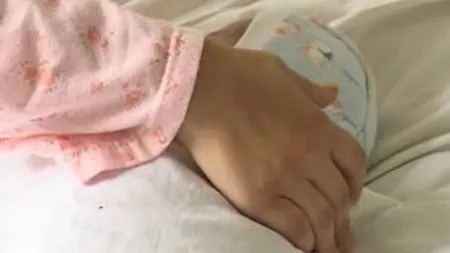 Veşti proaste în cazul fetiţei cu picioarele strivite de remorca unui tractor. Medic: În partea de sus acum este verde de la mucegai