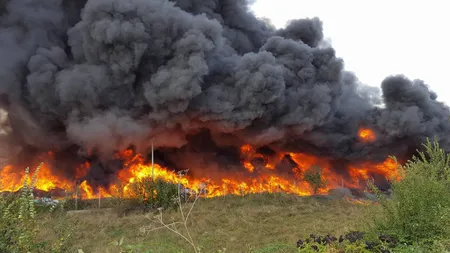 Incendiu puternic în Prahova, la un depozit de mase plastice VIDEO