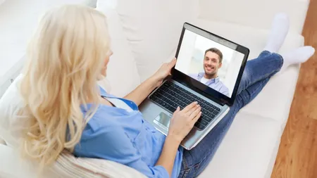 Ce să îi spui online, ca să te invite la o întâlnire