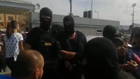 Interlop încolţit de mascaţi, scos cu forţa din maşină
