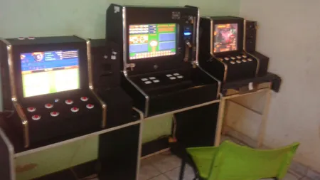 Imagini revoltătoare surprinse la Vaslui. Doi copii sunt lăsaţi să se joace la păcănele VIDEO