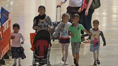 Cum sunt hărţuiţi milionarii din Londra, de ţiganii români. Imagini scandaloase din faţa unui magazin de lux VIDEO