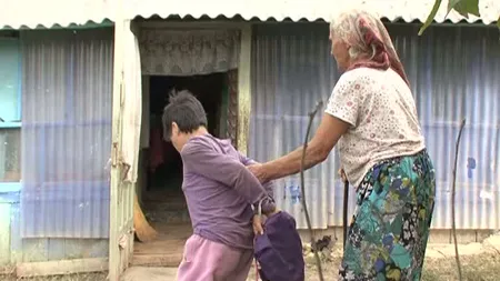 Fata legată şi tratată ca un animal de mama sa, internată la Socola