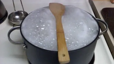 Genial! A pus o lingură de lemn peste oala care fierbea. Ce a urmat apoi...