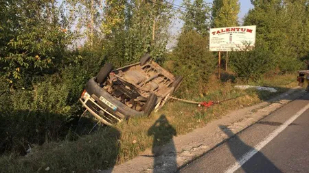 Microbuz cu pasageri RĂSTURNAT în municipiul Satu Mare. Şoferul a evitat impactul cu un TIR FOTO