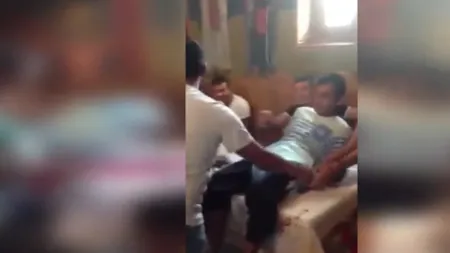Imagini scandaloase într-o biserică din România! Un bărbat de 30 de ani este botezat de preot îmbrăcat în scutece