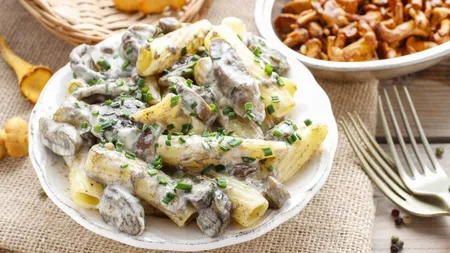 Paste cu ciuperci şi sos de smântână, reţetă specială pentru o zi de vineri relaxantă