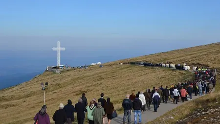 Mii de credincioşi au participat la pelerinajul organizat de Înălţarea Sfintei Cruci pe Muntele Mic