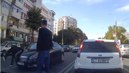 Un pieton grăbit să prindă autobuzul a fost luat pe sus de o maşină VIDEO