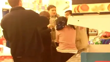 O femeie de etnie romă, prinsă la furat în Londra a fost dezbrăcată în pielea goală de agenţii de pază pentru a fi controlată