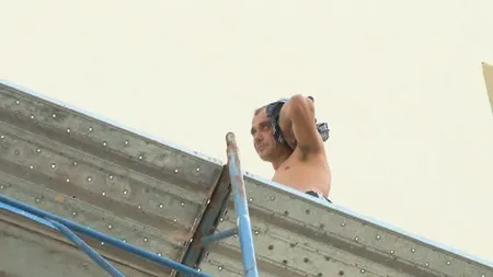 Alertă la Târgu-Jiu. Un bărbat s-a urcat pe schelele unui bloc şi a ameninţat că se sinucide
