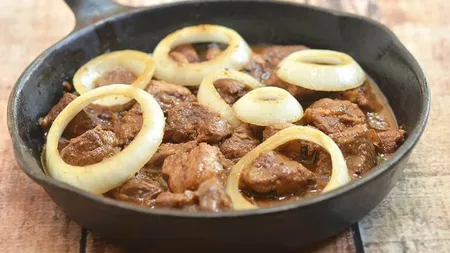 Reţeta Zilei: Pulpă de porc cu ceapă, la tigaie