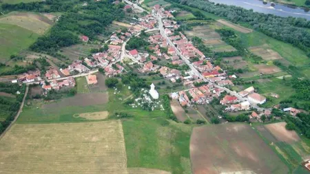 Sat unic în România. Oamenii îşi fac poduri, repară străzi, biserică şi îşi ajută săracii