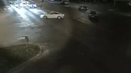 Şofer teribilist surprins în timp ce făcea drifturi într-o intersecţie din centrul Timişoarei VIDEO