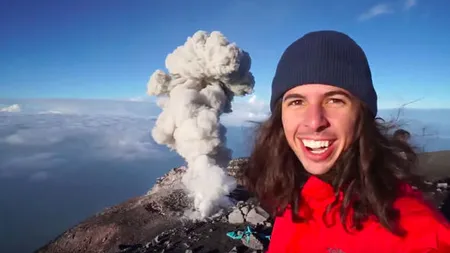 Erupţia unui vulcan, filmată întâmplător de un turist. Secvenţele sunt extraordinare VIDEO