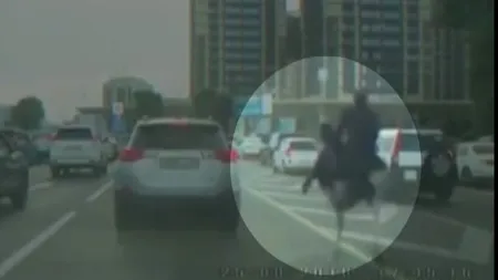 Scene incredibile în trafic! Un bărbat călare pe un struţ goneşte nestingherit printre maşini VIDEO