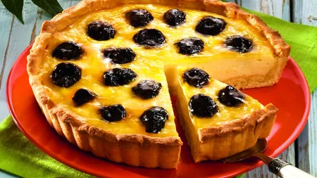Desertul Zilei: Tartă cu brânză şi prune
