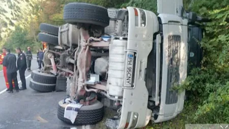 TIR răsturnat în judeţul Braşov, bărbat rănit grav