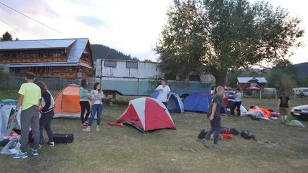 Voluntarii care au curăţat Lacul Bicaz, alungaţi pentru că nu au vrut să strângă bălegarul din faţa casei unui localnic